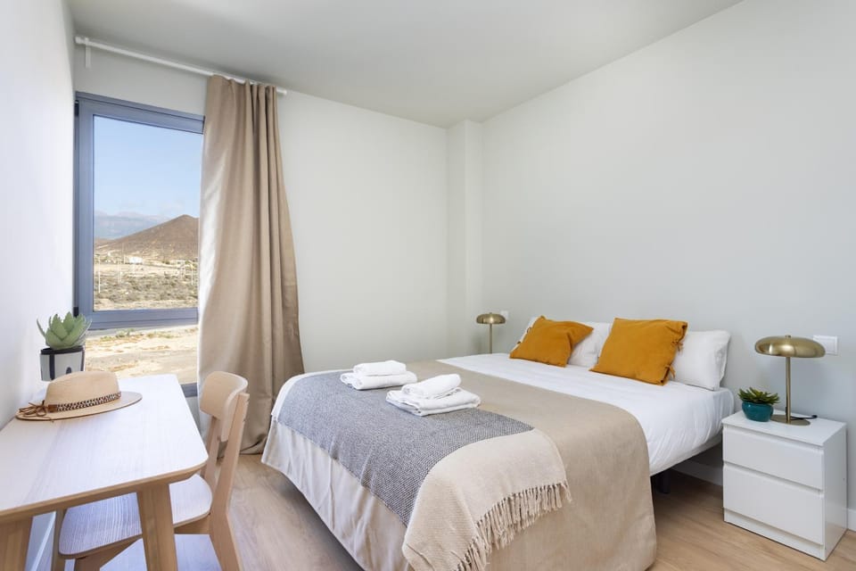Bed, Photo of the whole room, Bedroom, Mountain view, towels