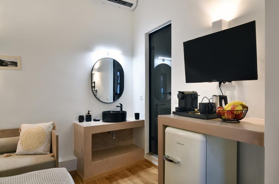 Bed, TV and multimedia, Photo of the whole room, Seating area, Bedroom
