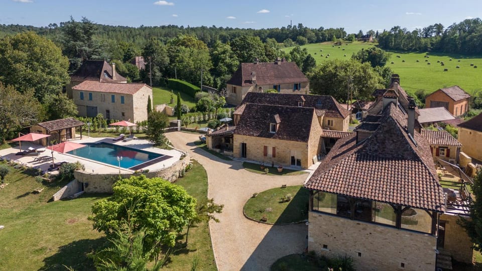 Property building, Natural landscape, Bird's eye view, Garden, Garden view, Pool view, Swimming pool, sunbed
