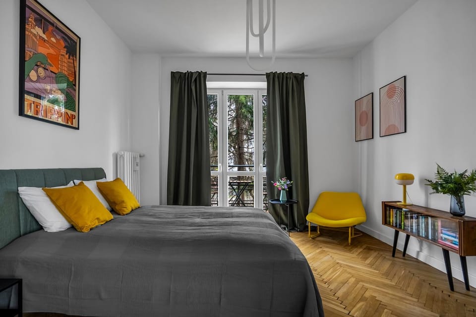 Bed, Photo of the whole room, Seating area, Bedroom