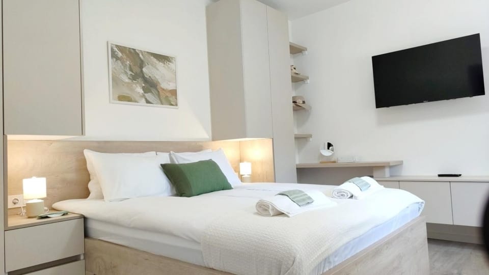 Bed, TV and multimedia, Photo of the whole room, Bedroom, towels