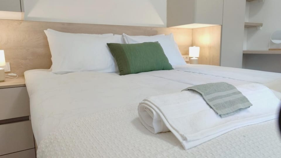Bed, Bedroom, towels