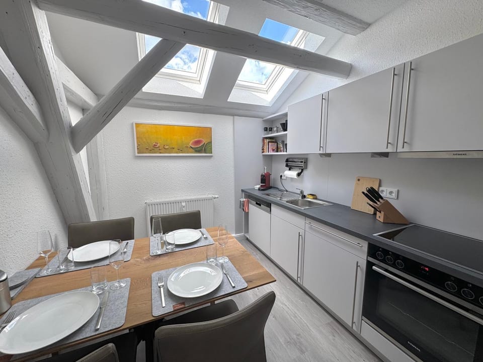 Kitchen or kitchenette, Seating area, Dining area, stove