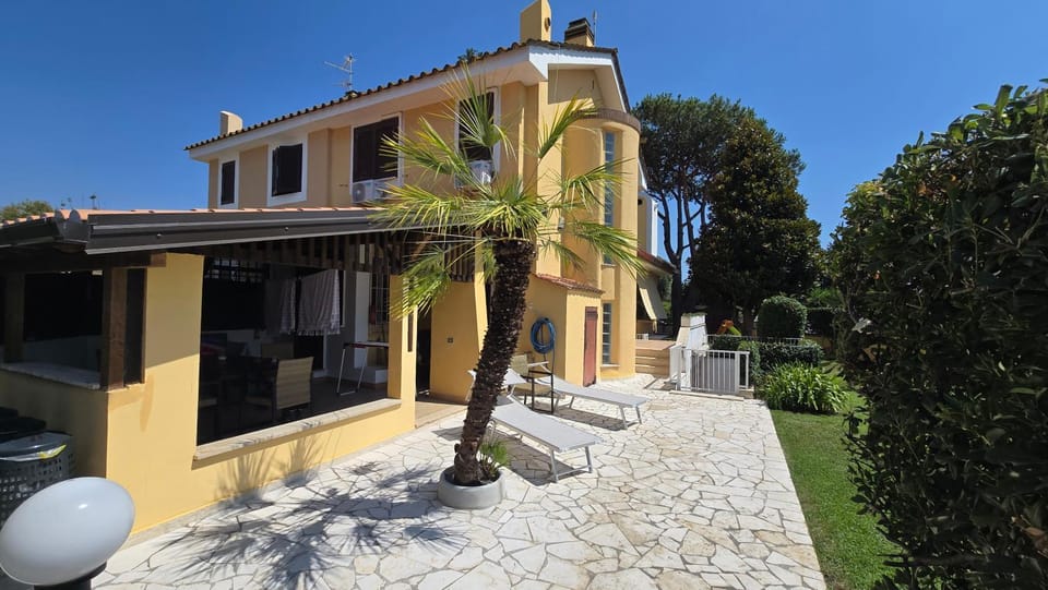 Patio, Day, Garden, Balcony/Terrace, sunbed