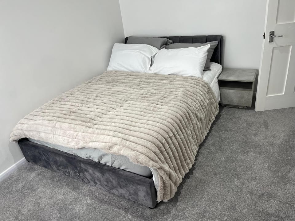 3 Bed House - Sleeps 5 - Garden - Parking - Wifi House in Dartford
