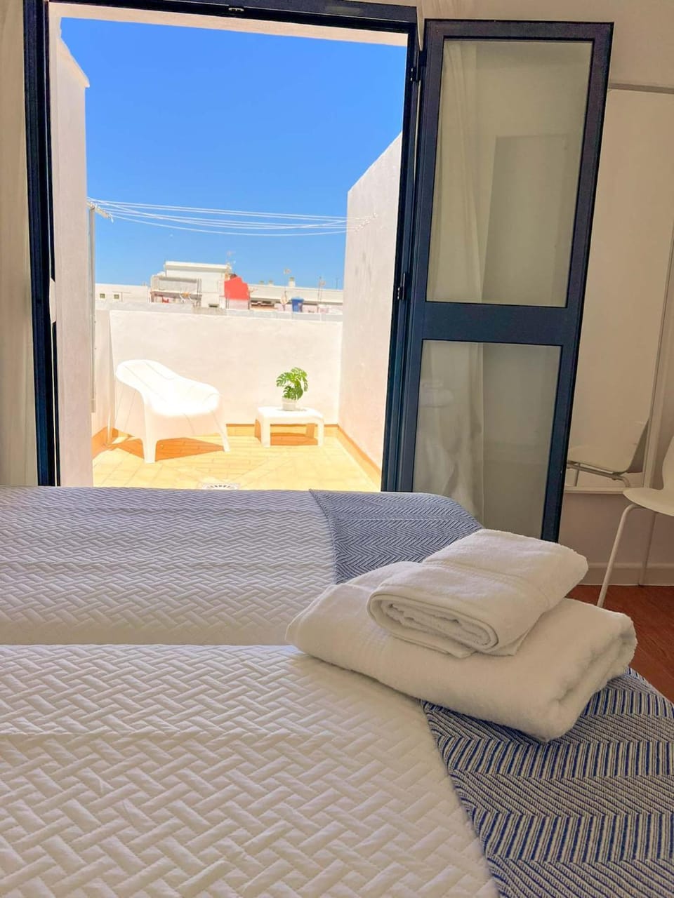 Bed, Balcony/Terrace, Photo of the whole room, Bedroom