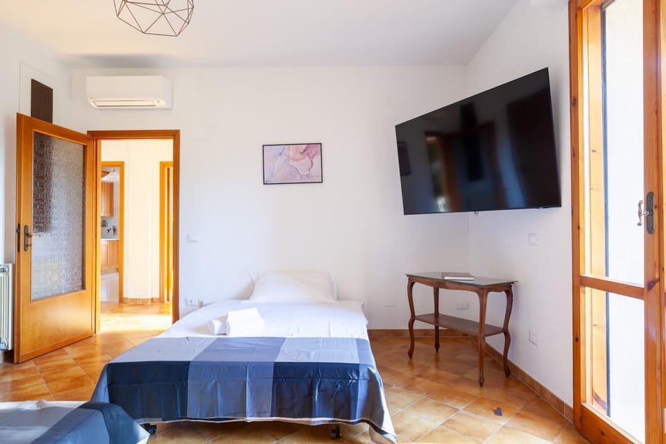 Bed, TV and multimedia, Living room, Evening entertainment, air conditioner