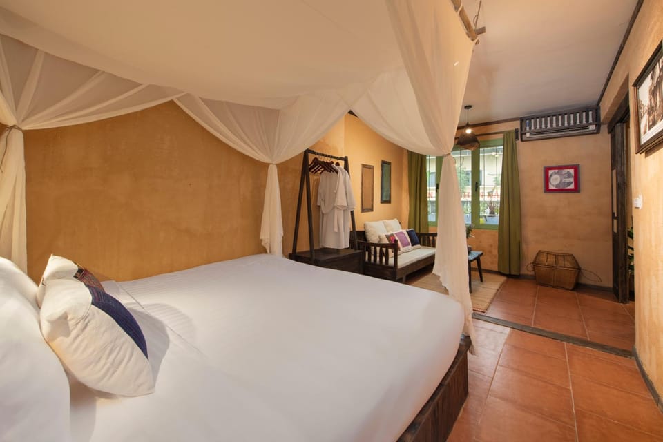 Bed, Photo of the whole room, Seating area, Bedroom