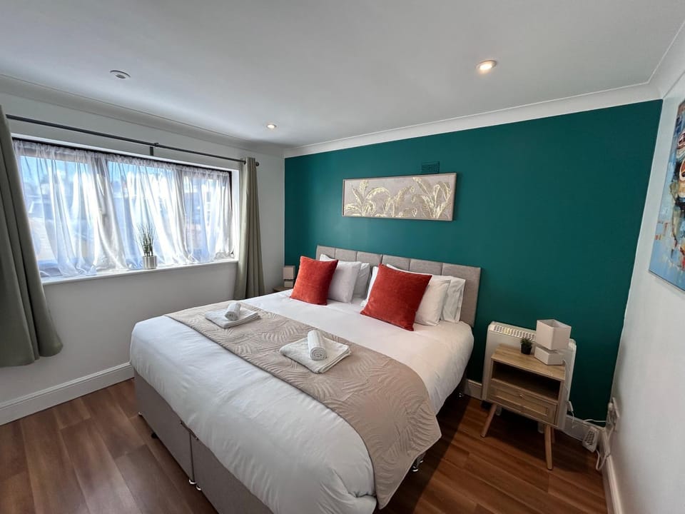 Bed, Photo of the whole room, Bedroom, towels
