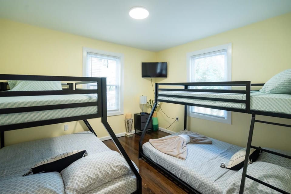 Tranquil 3BR Boston Apt w Balcony, Parking, Bathtub near Franklin Park Zoo 303 Apartment in Quincy