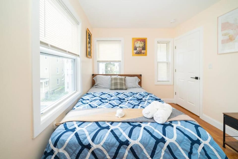Tranquil 3BR Boston Apt w Balcony, Parking, Bathtub near Franklin Park Zoo 303 Apartment in Quincy
