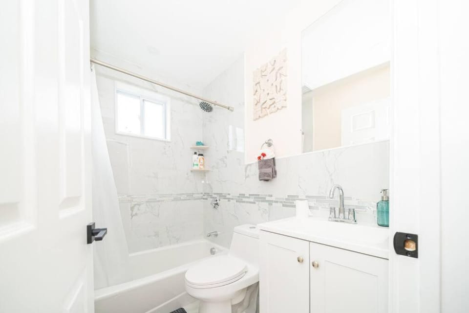 Tranquil 3BR Boston Apt w Balcony, Parking, Bathtub near Franklin Park Zoo 303 Apartment in Quincy