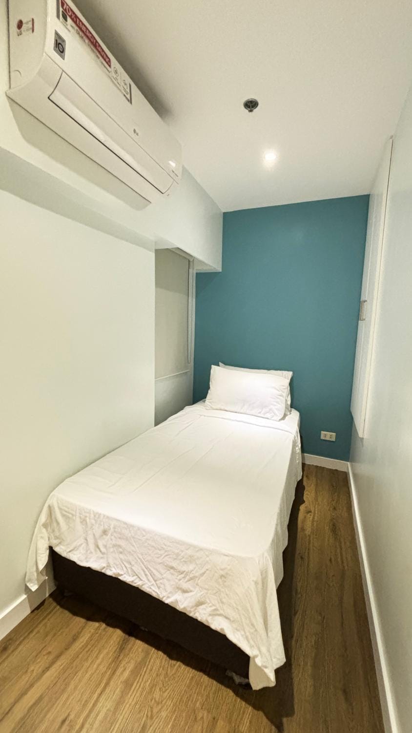 Best Sunset and Golf Course View BGC 2BR Apartment in Makati