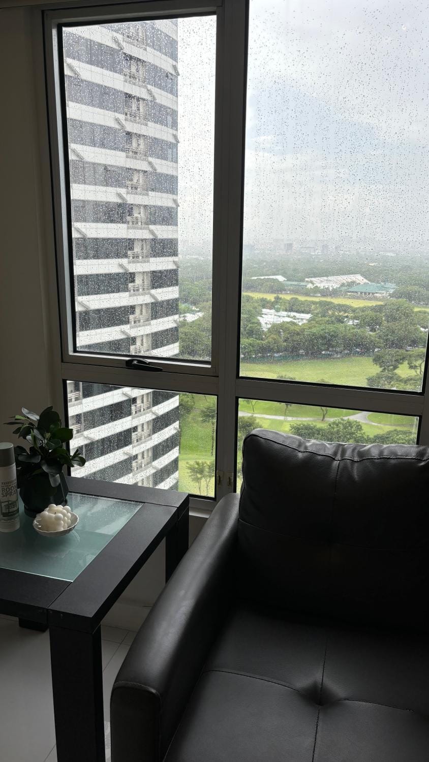 Best Sunset and Golf Course View BGC 2BR Apartment in Makati