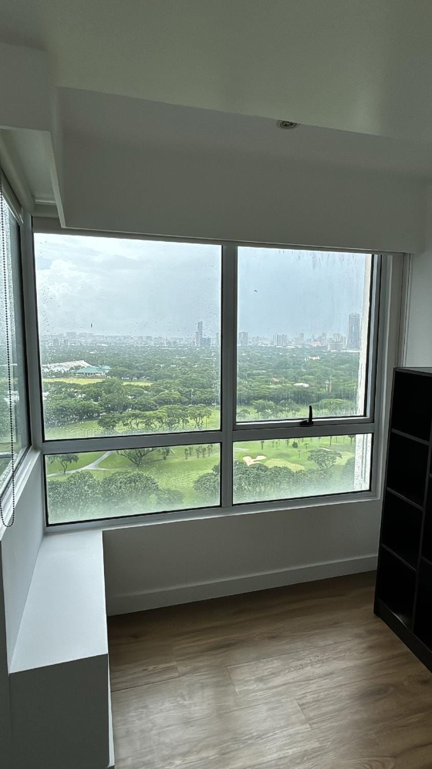 Best Sunset and Golf Course View BGC 2BR Apartment in Makati