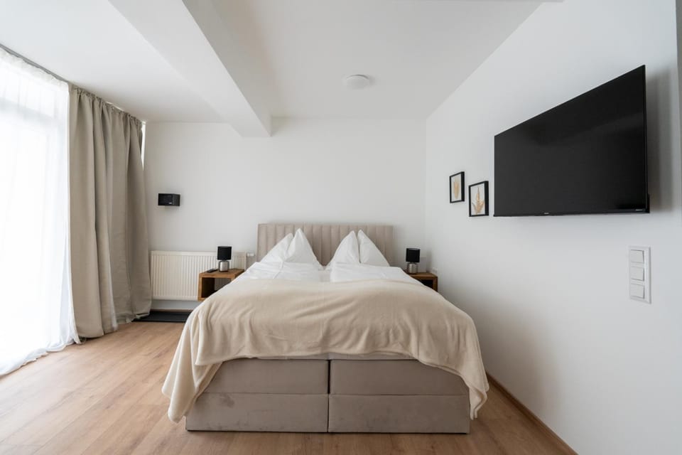 Bed, TV and multimedia, Photo of the whole room