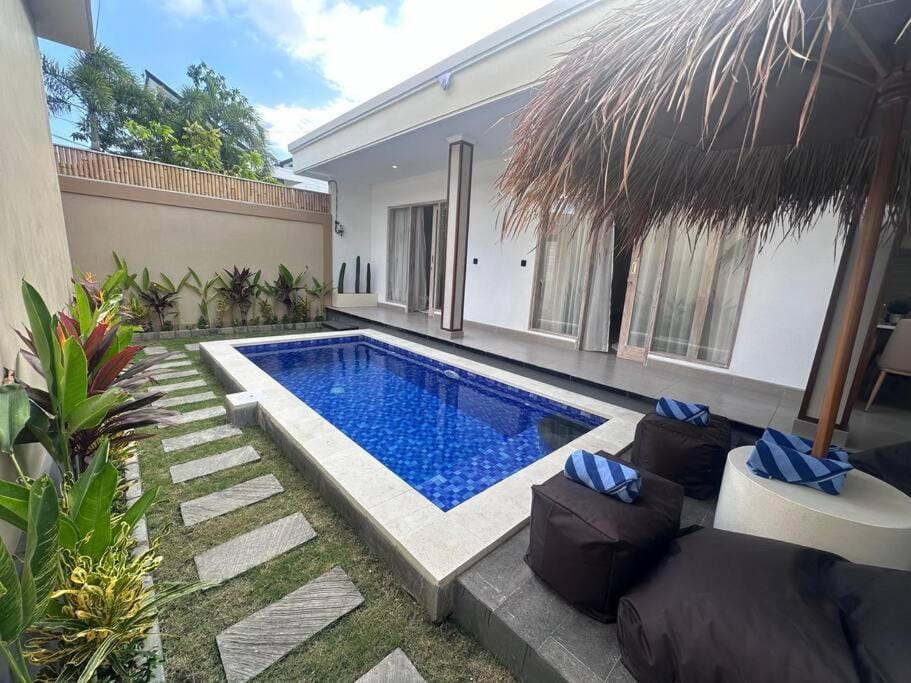 Property building, Day, Garden, Garden view, Pool view, Swimming pool, sunbed
