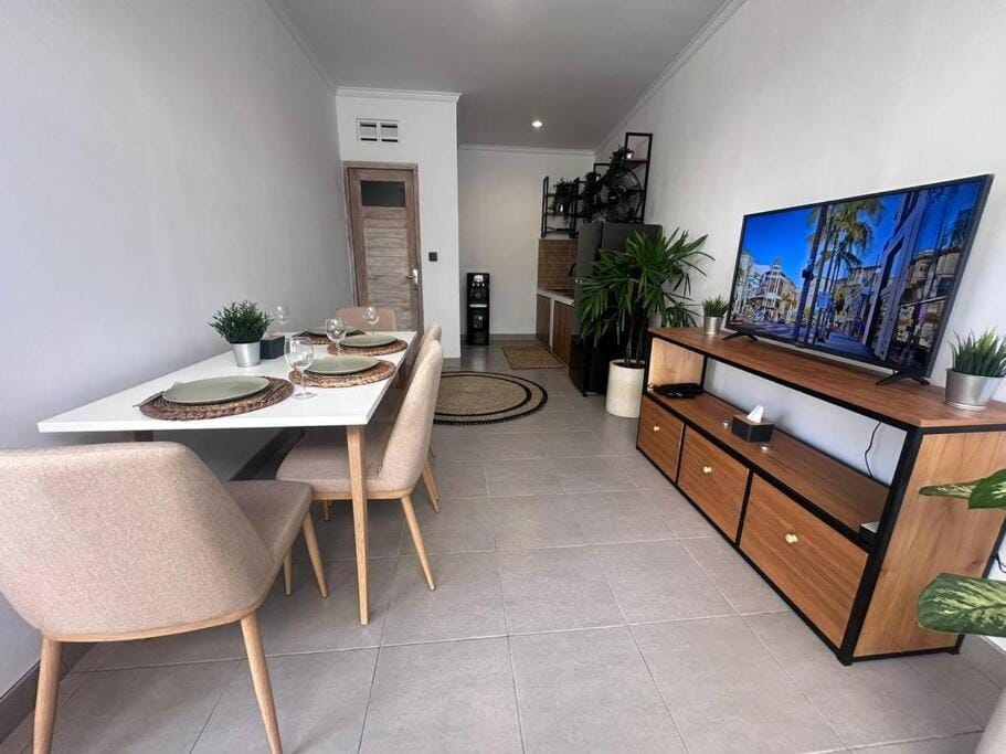 Communal lounge/ TV room, TV and multimedia, Kitchen or kitchenette, Living room, Seating area, Dining area