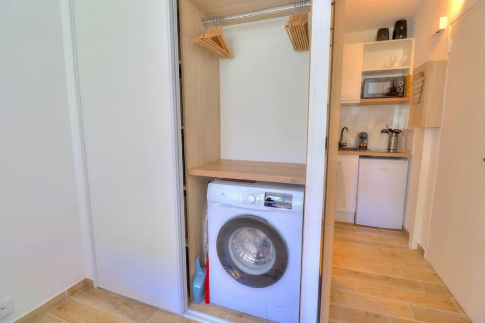 wardrobe, washing machine