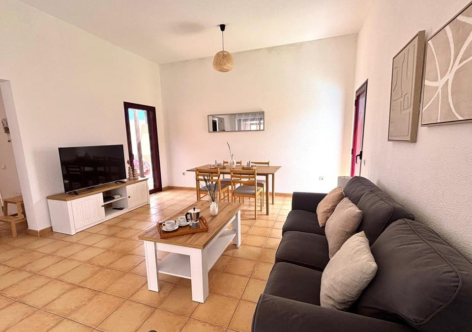 Communal lounge/ TV room, TV and multimedia, Living room, Dining area, Evening entertainment