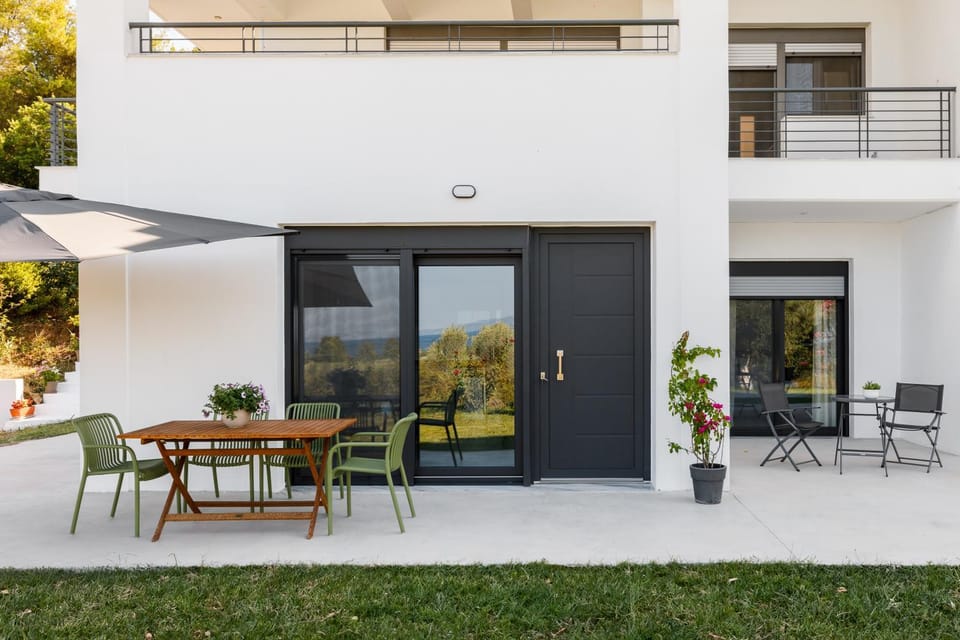 View (from property/room), Balcony/Terrace, Living room, Garden view