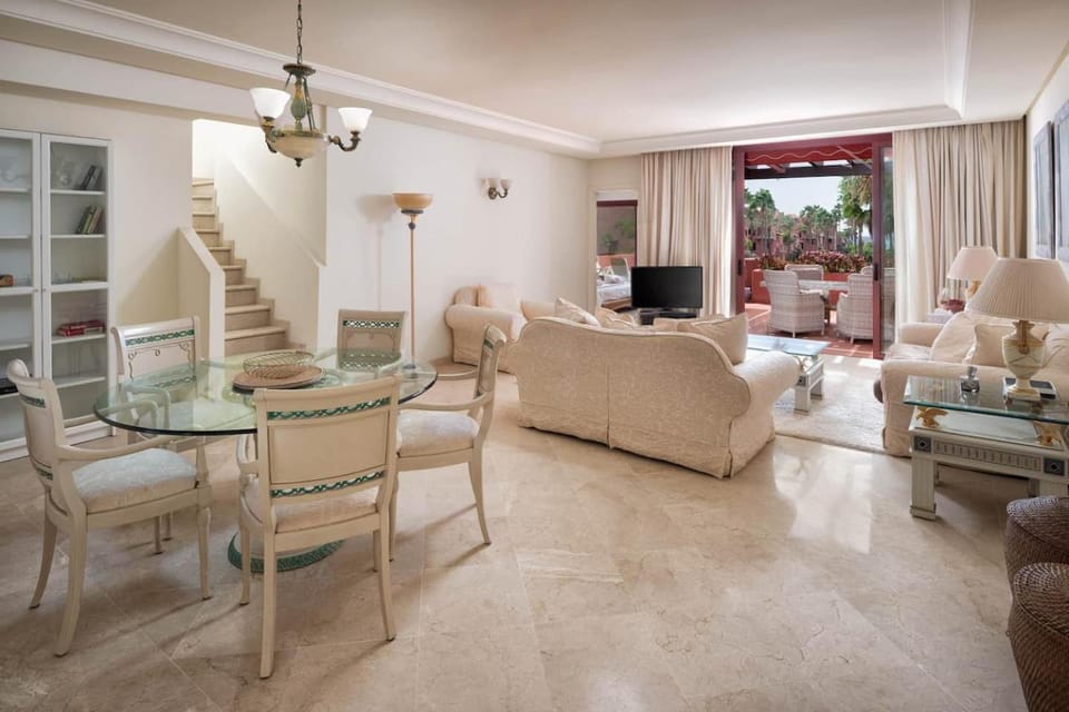 Beachfront Penthouse, Pool Gym Apartment in Costa del Sol
