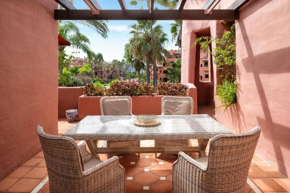 Beachfront Penthouse, Pool Gym Apartment in Costa del Sol