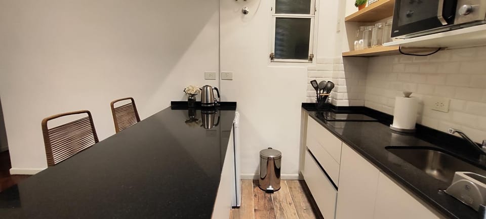 Coffee/tea facilities, Kitchen or kitchenette, Dining area, stove