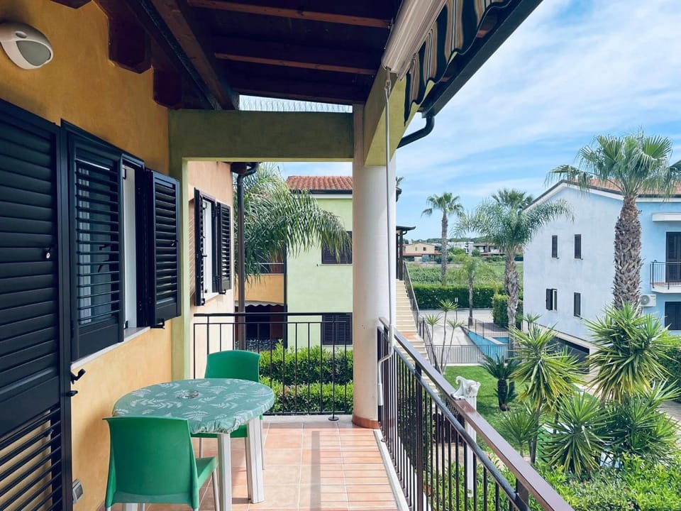 View (from property/room), Balcony/Terrace, Garden view