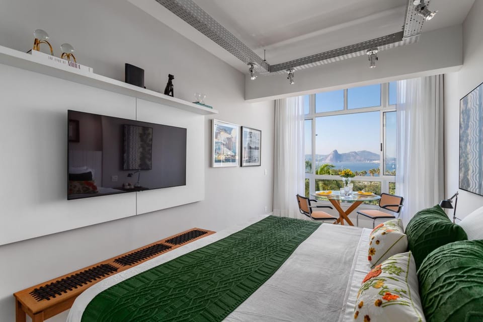 Bed, Natural landscape, TV and multimedia, Photo of the whole room, Bedroom