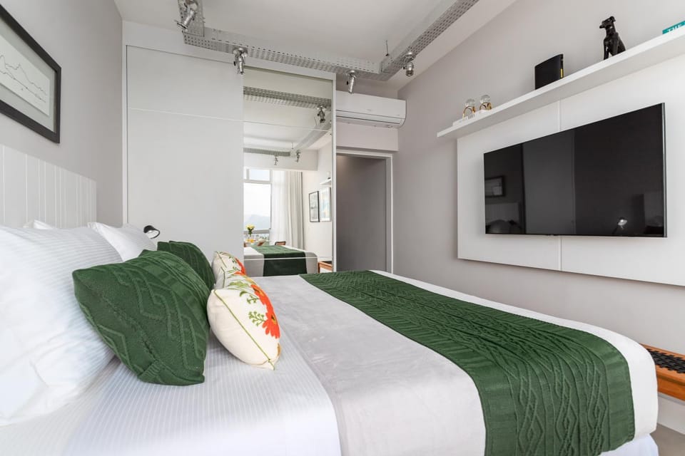 Bed, TV and multimedia, Bedroom, wardrobe
