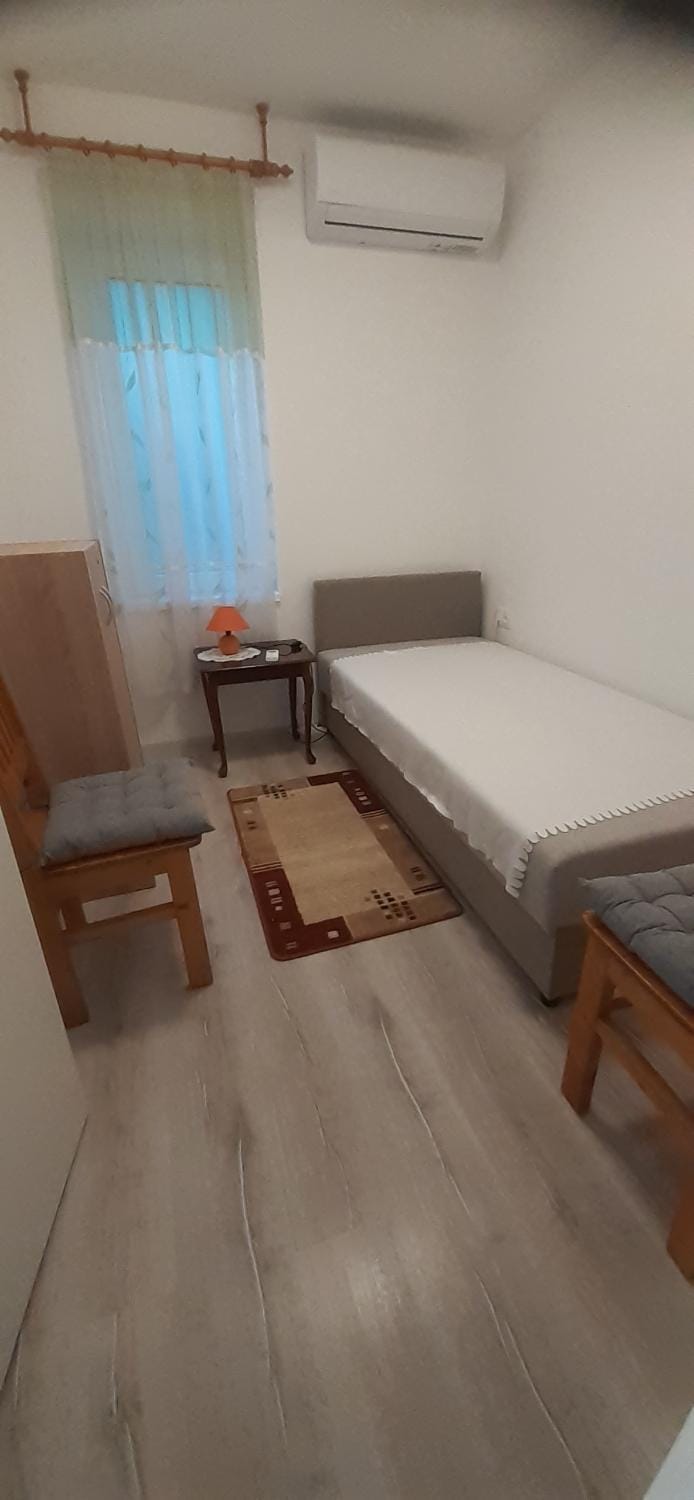 Bedroom, air conditioner