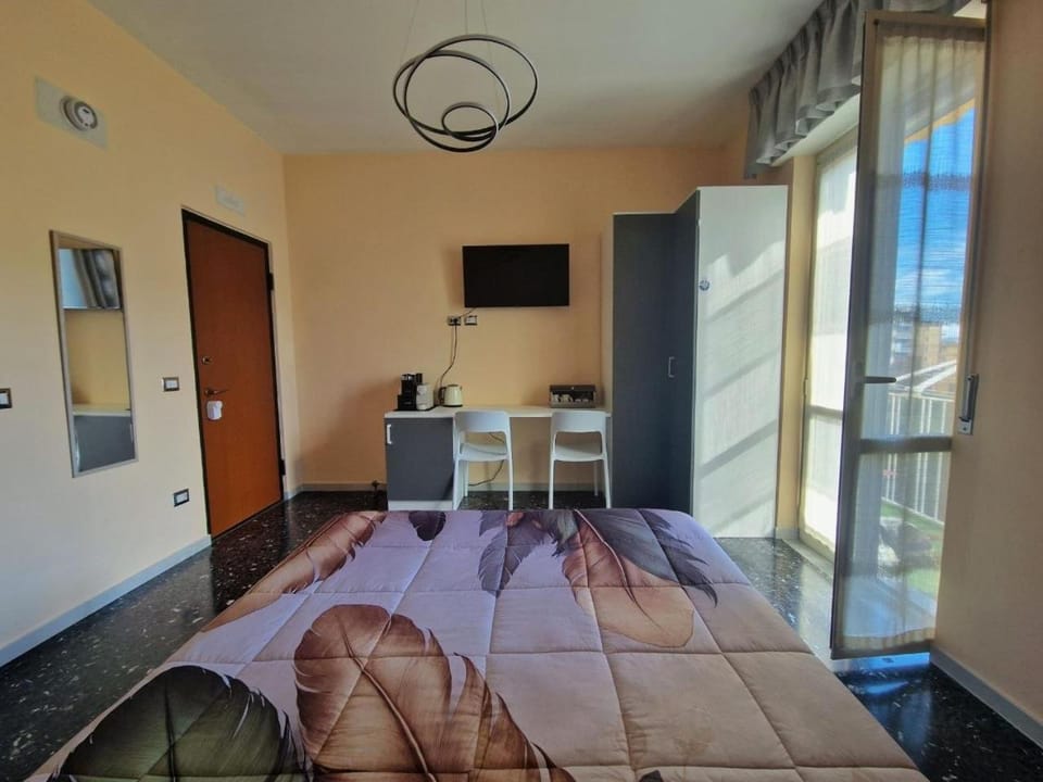 TV and multimedia, Photo of the whole room, Bedroom