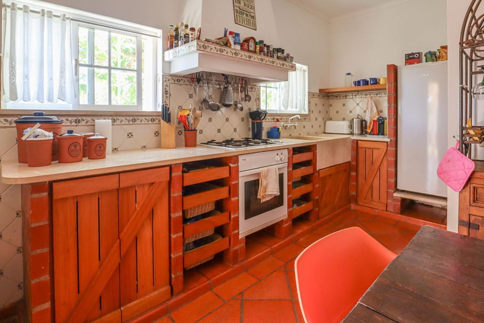 Kitchen or kitchenette, Dining area, oven, stove