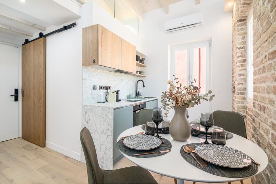 Kitchen or kitchenette, Dining area, oven
