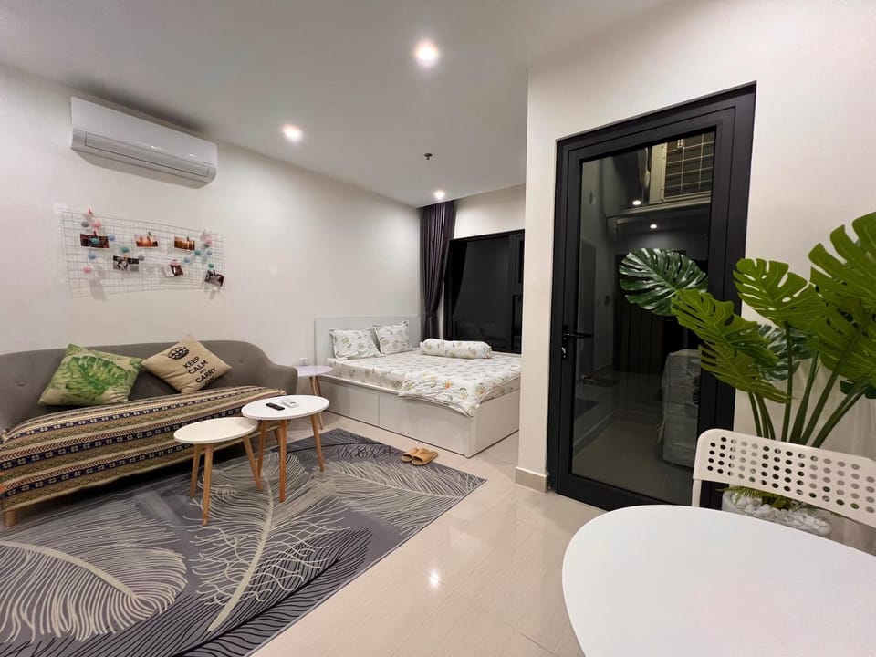 Bed, Living room, Photo of the whole room, Seating area, Bedroom, towels, air conditioner