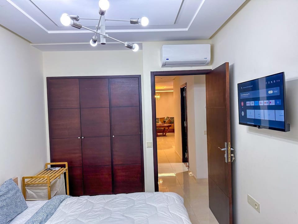 Bed, TV and multimedia, Photo of the whole room, Bedroom, wardrobe, air conditioner