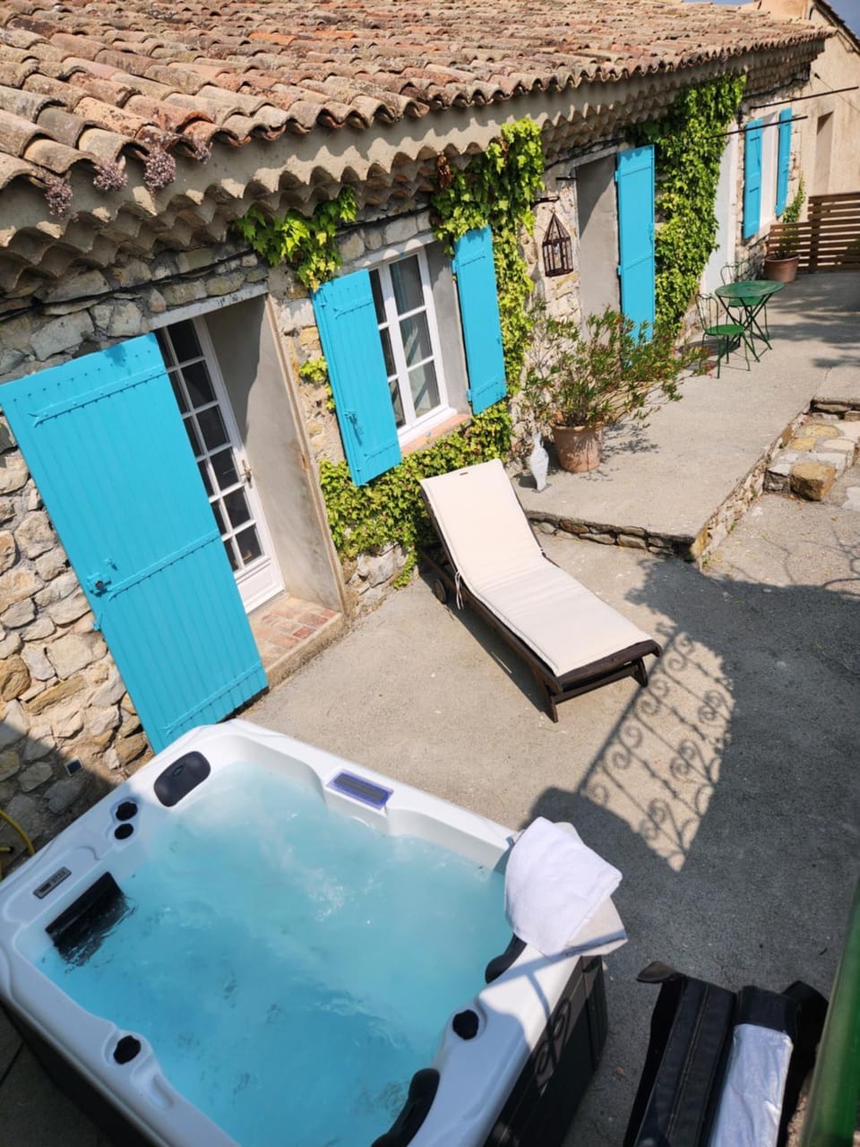 Property building, Patio, Hot Tub, Spa and wellness centre/facilities, sunbed