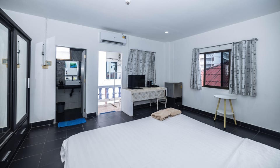 Bed, TV and multimedia, Photo of the whole room, Bedroom, air conditioner