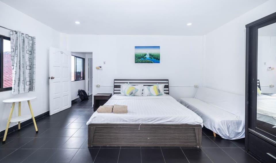 Bed, Photo of the whole room, Bedroom, towels