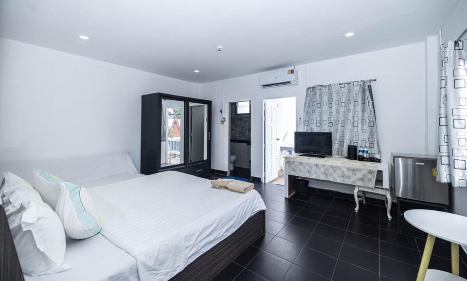 Bed, TV and multimedia, Living room, Photo of the whole room, Seating area, Bedroom, air conditioner