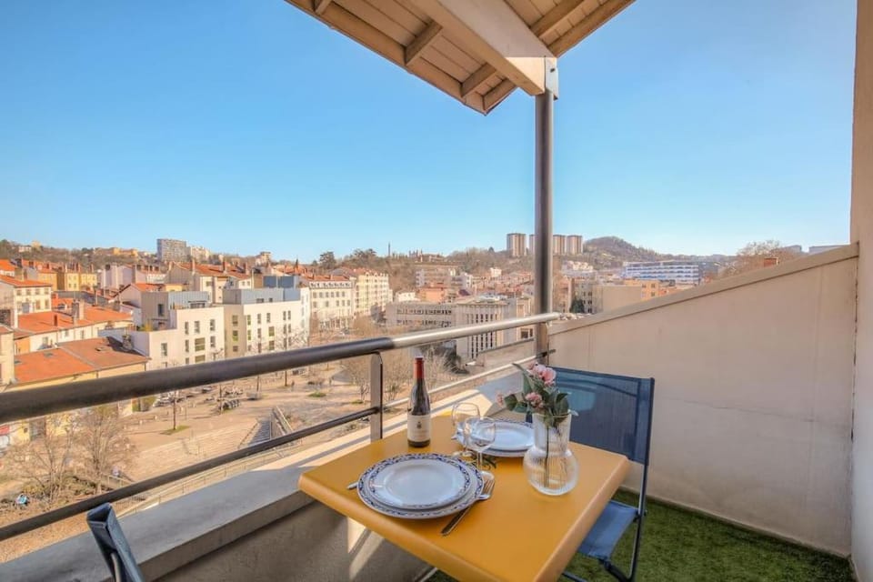 View (from property/room), Balcony/Terrace, Dining area, City view
