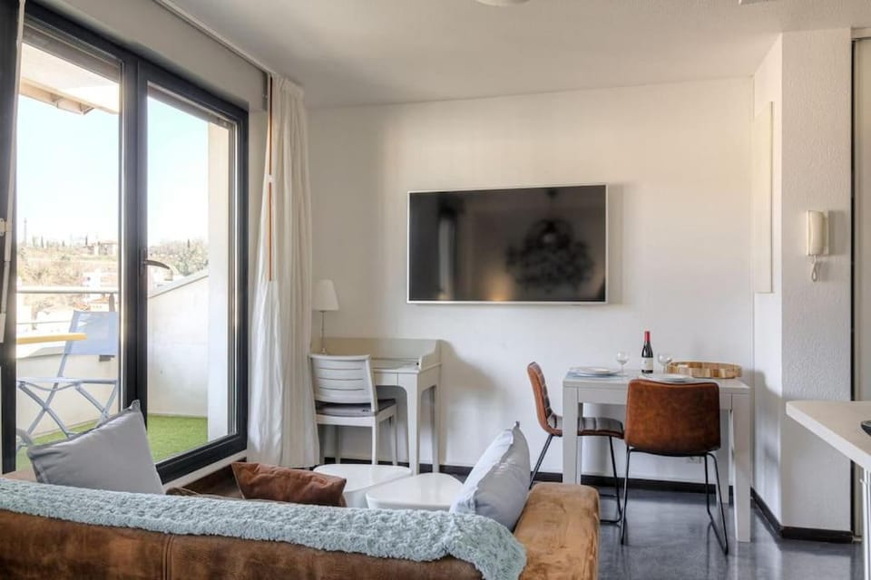 TV and multimedia, Seating area, Dining area