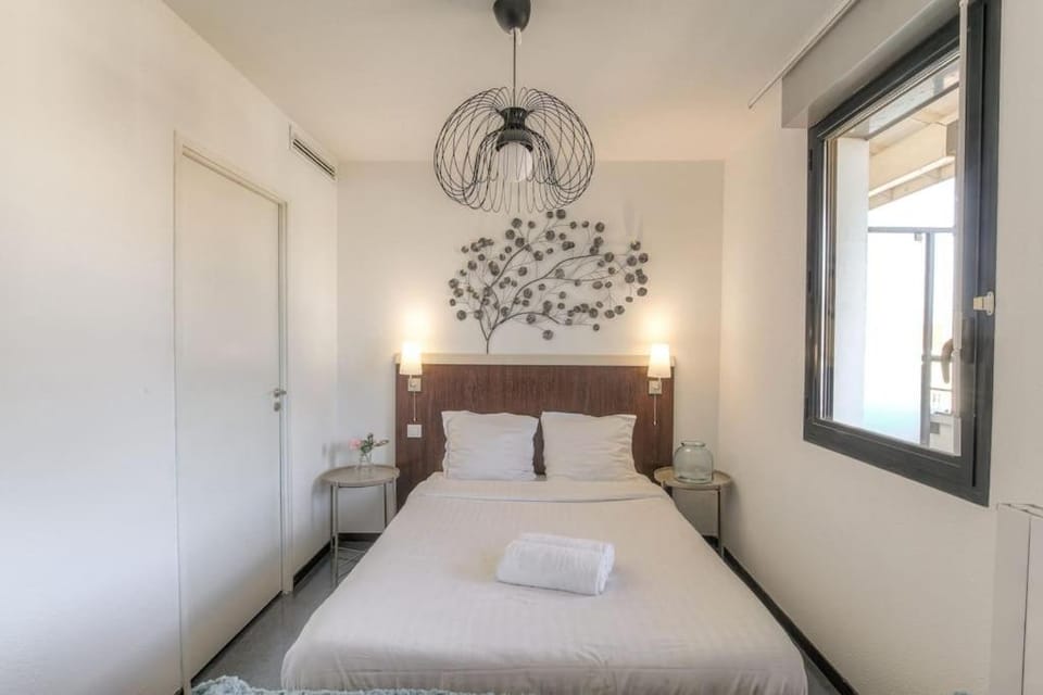 Bed, Bedroom, towels