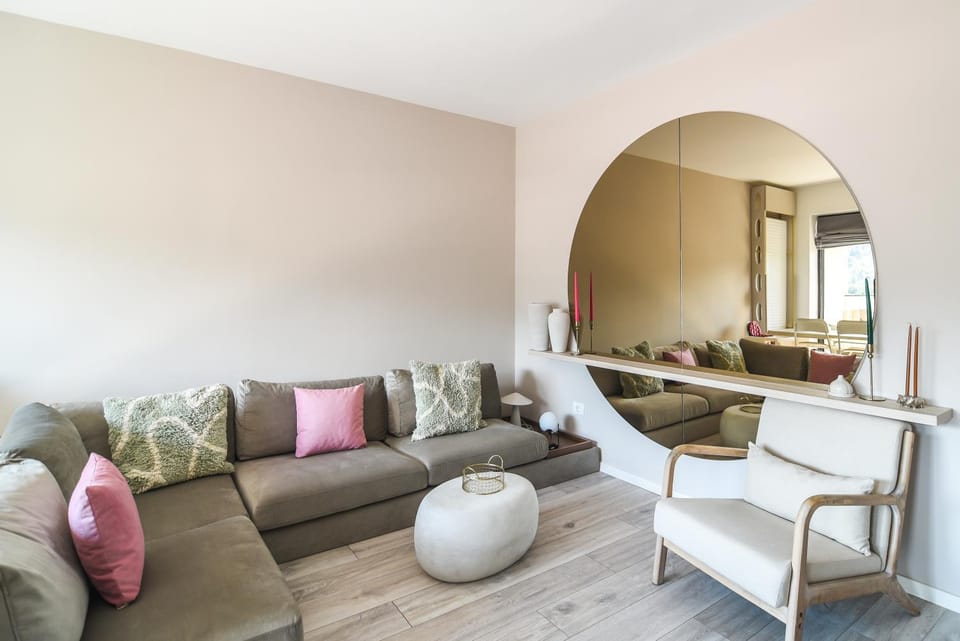 Living room, Seating area, internet