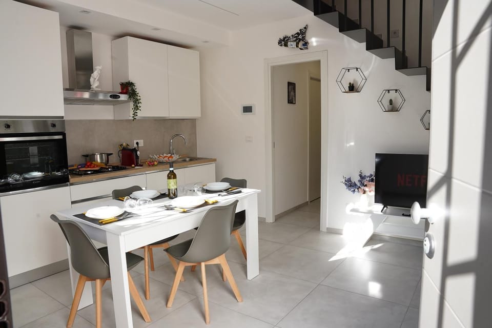Kitchen or kitchenette, Dining area, minibar, stove