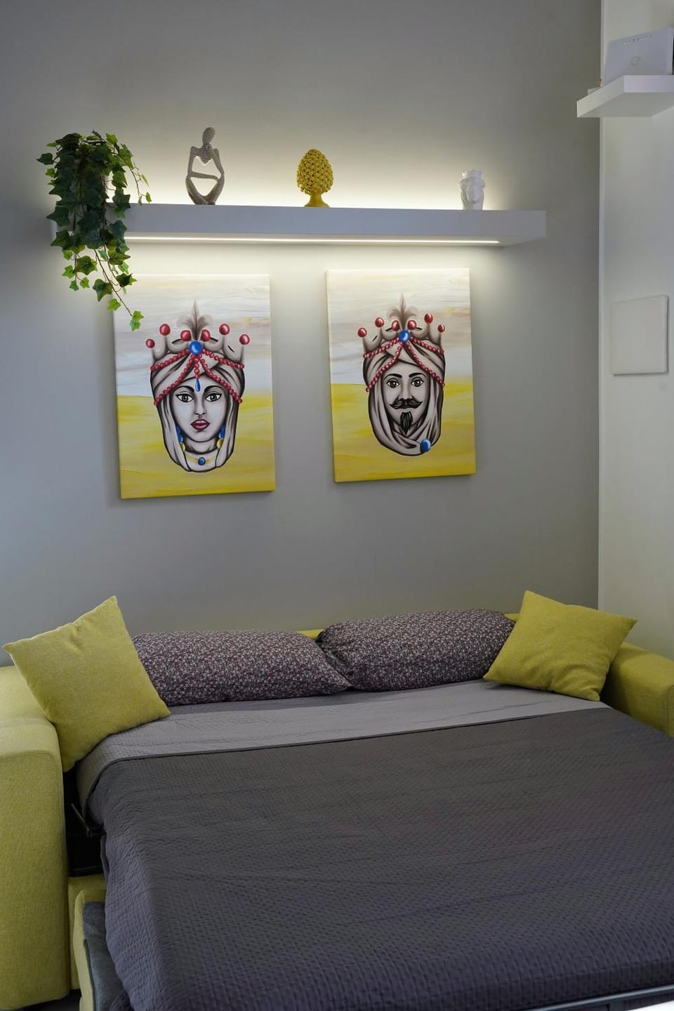 Bed, Living room, Photo of the whole room, Decorative detail, Seating area, Bedroom