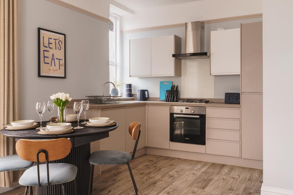 Coffee/tea facilities, Kitchen or kitchenette, Dining area, dishwasher, oven, pet friendly, stove, toaster