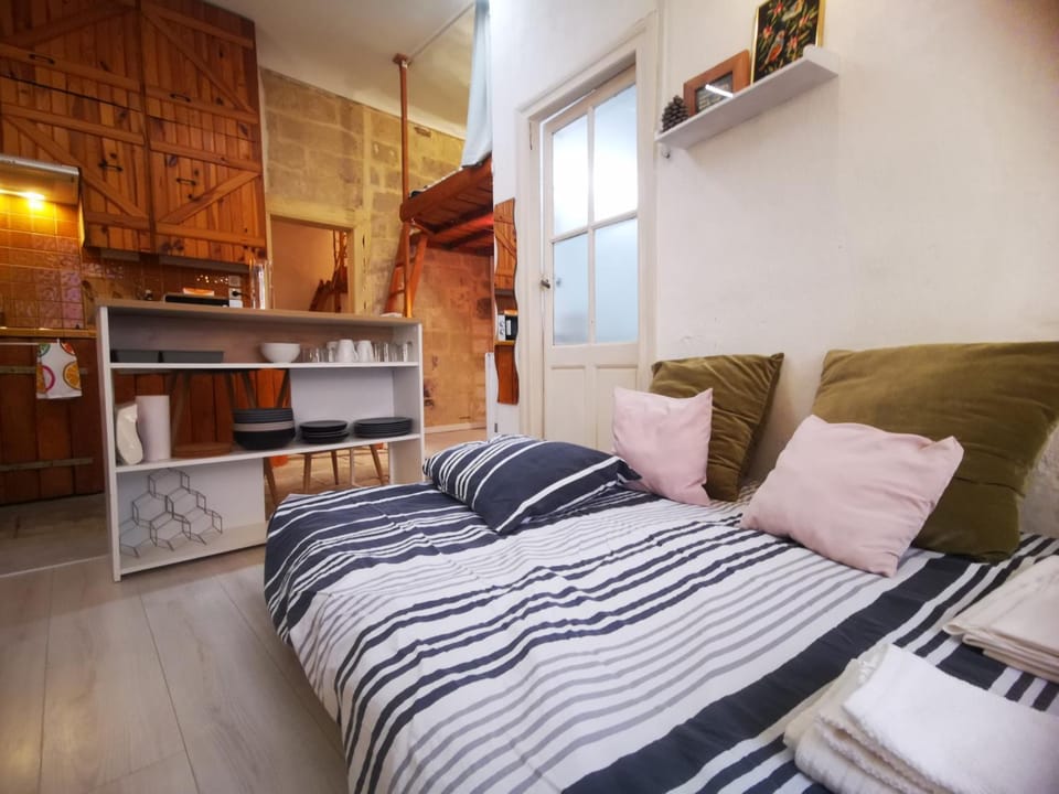 Bed, Living room