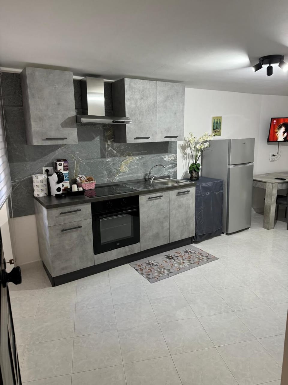 Kitchen or kitchenette, minibar, oven, stove